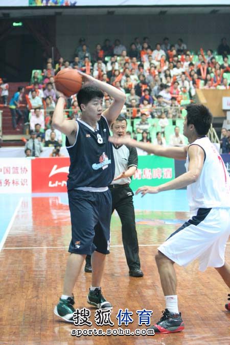 文班亚马强攻未果，尼克斯防守稳固（文班亚马进攻受阻，尼克斯防线严密）