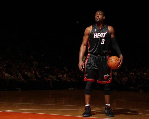 鹈鹕反击锡安连得5分追分 米切尔挺身而出打进还造犯规（鹈鹕反扑锡安连拿5分逼近比分 米切尔关键回应命中并造犯规）