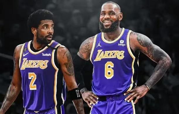 调皮二娃上线，穆勒庆祝夺冠时和25号队友高尔德顶牛假装受伤（二娃又皮了：穆勒夺冠庆祝与25号队友高尔德顶牛扮受伤）