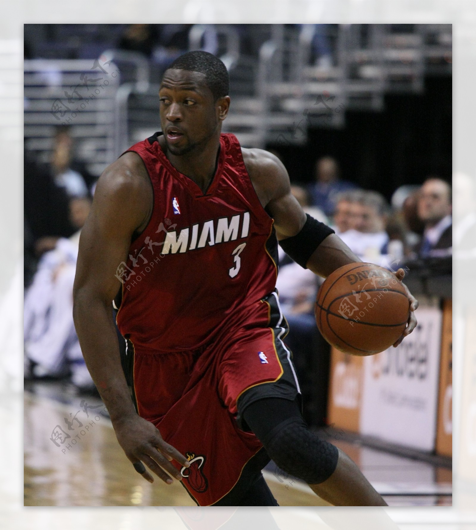 中超赛场争议判罚：VAR判罚引发热议,（中超再起争议：VAR判决掀起热议）