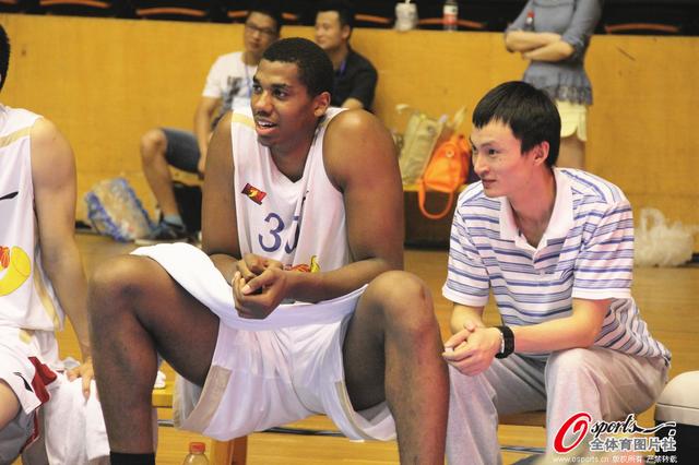 足球报：海港有意杨希，徐彬留洋仍存不确定，西海岸资金有困（足球报：海港相中杨希，徐彬留洋前景未明，西海岸资金吃紧）