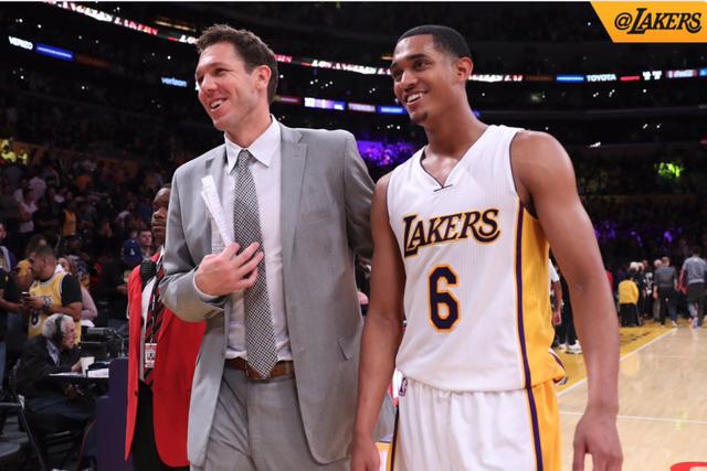 生涯首记三分！马威：球出手时就感觉绝佳 当时我节奏正顺（马威命中生涯首个三分：出手那刻就觉稳，当时节奏正顺）