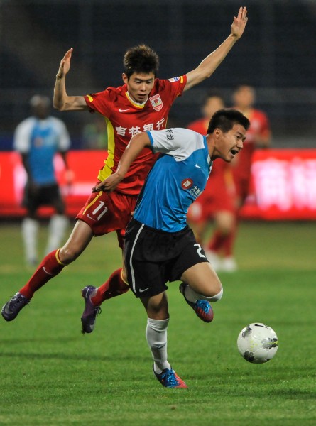 西甲半场：亚当斯闪击，索乌破门，塞维利亚2-0奥维耶多（西甲半场战报：亚当斯开场破门，索乌再下一城，塞维利亚2-0领先奥维耶多）