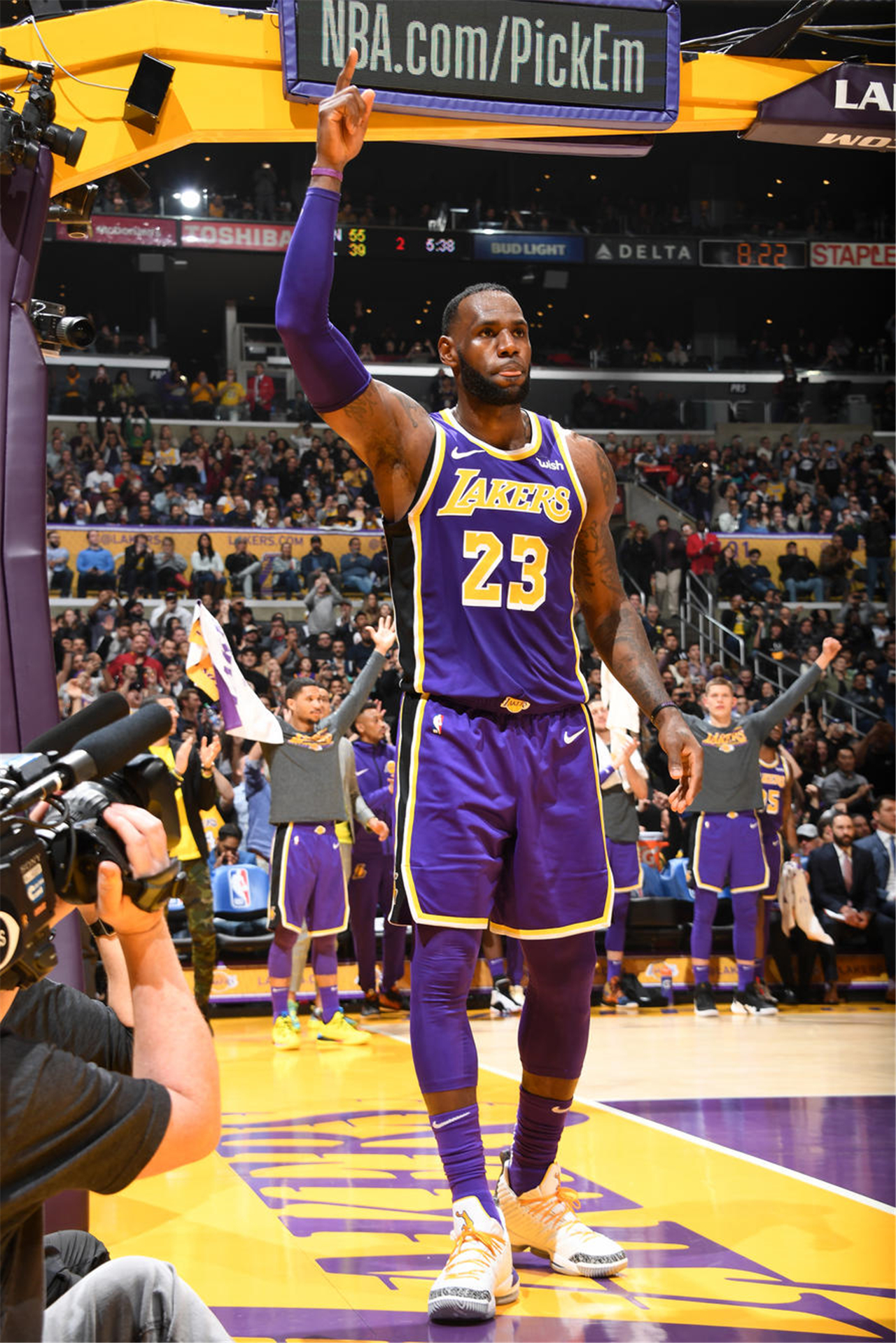 状态持续火热！本轮英超送助攻，福登最近3场比赛已造5球（火力不减！本轮英超贡献助攻，福登近三战参与5球）