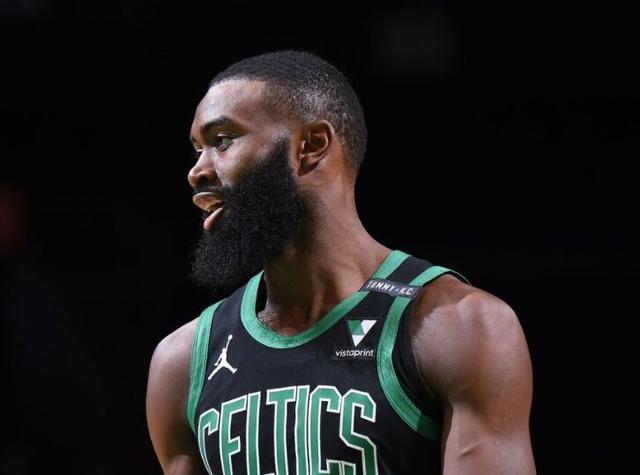 歌名应景，著名歌唱家波切利在世界杯抽签仪式演唱《今夜无人入眠》（波切利在世界杯抽签仪式献唱《今夜无人入眠》，歌名颇为应景）