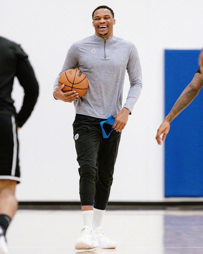 科尔：我们的掩护方式现在看不一定独特，但在六七年前是的（科尔：如今我们的掩护未必独特，六七年前却独树一帜）