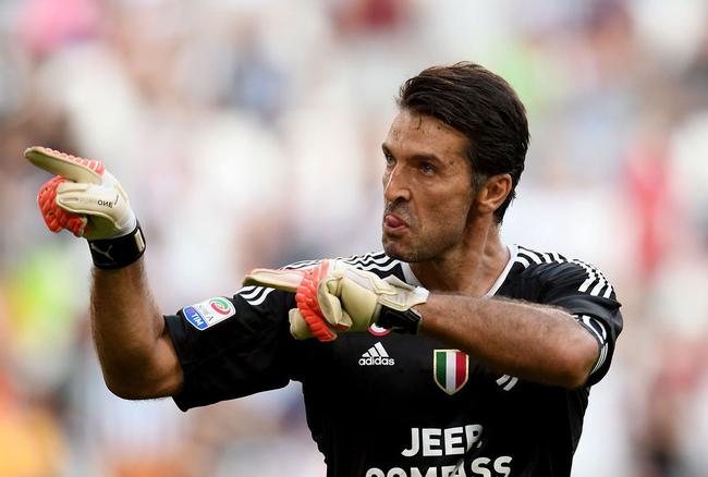 拜仁因球迷燃放烟火被罚，欧冠主场部分看台关闭（因球迷燃放烟火受罚，拜仁欧冠主场部分看台关闭）